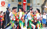 [ẢNH] Trai làng má phấn, môi son múa 